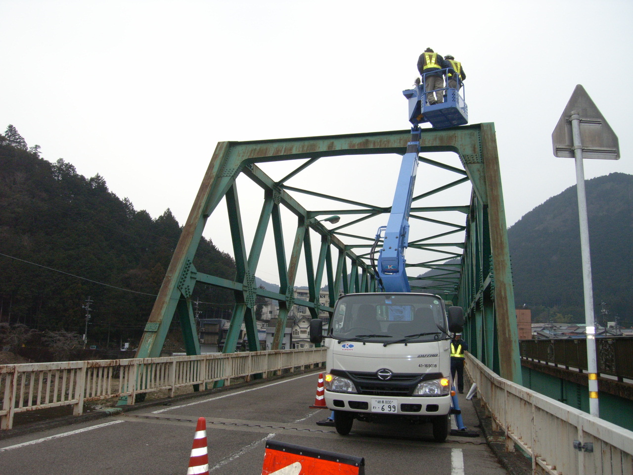 高所作業車による点検